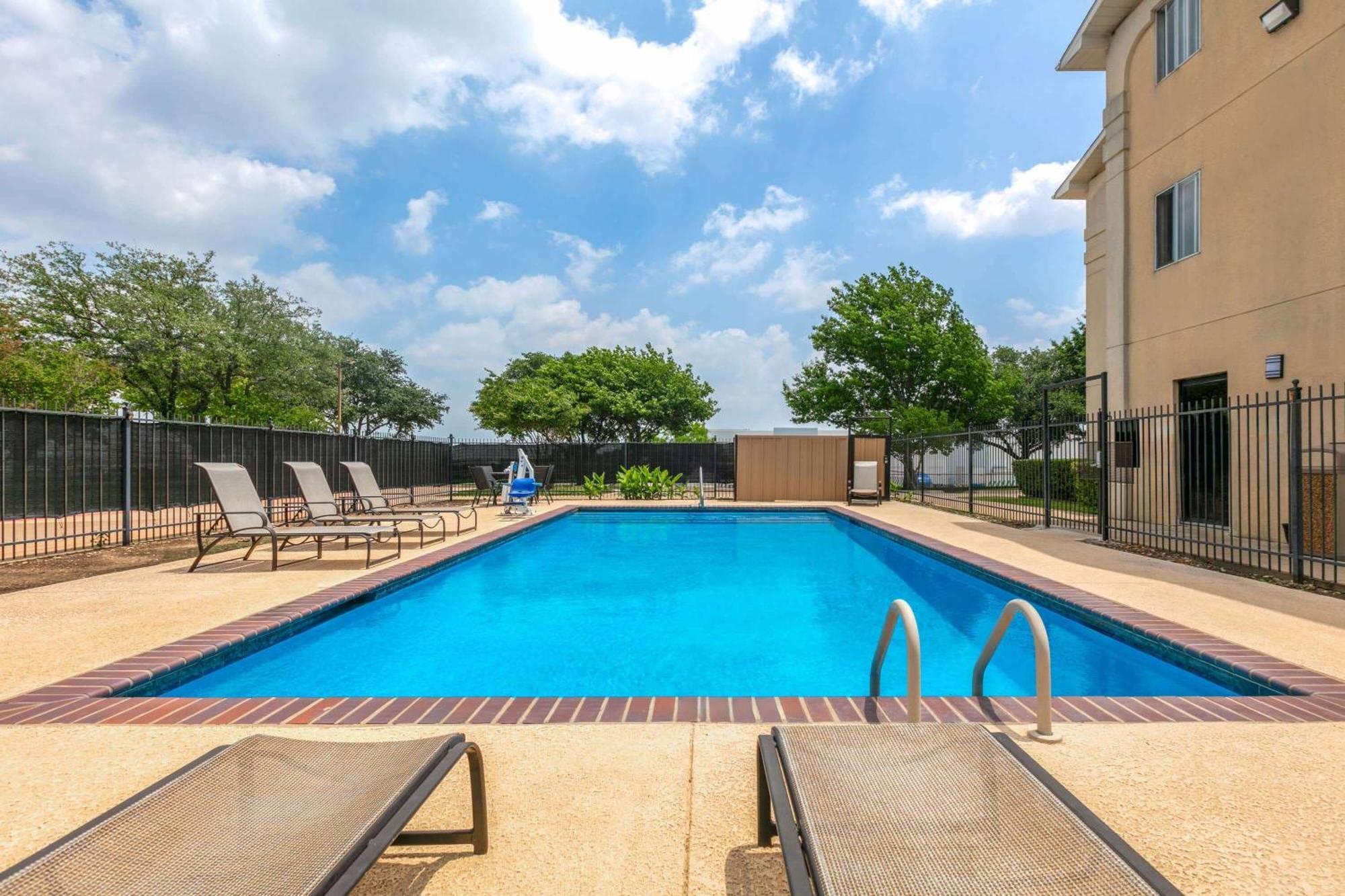 Super 8 By Wyndham Grapevine/Dfw Airport Northwest Hotel Exterior photo